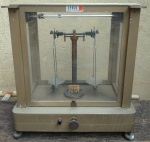 CENCO: CENTRAL SCIENTIFIC COMPANY, MADE IN USA - GRANDE BALANÇA DE LABORATÓRIO, DE PRECISÃO, COM VID