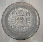 Prato antigo decorativo de metal com gravuras egípcias, importada do Egito , medindo 50 x 50. Em óti