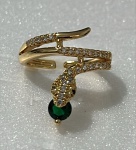 BELISSIMO ANEL CRAVEJADO COM FORMATO DE COBRA COM PEDRA VERDE