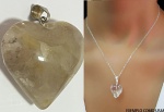 PINGENTE EM  CRISTAL RUTILADO BÉLISSIMO EM FORMATO CORAÇÃO ESTADO DE CONSERVAÇÃO CONFORME A FOTO EXIBIDA!!!