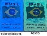 BRASIL PAR DE SELOS BANDEIRA COM E SEM FOSFORECENCIA  EM ESTADO MINT DE CONSERVAÇÃO
