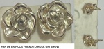 PAR DE BRINCOS FORMATO ROSA UM SHOW   - LOTE CONFORME A FOTO EXIBIDA
