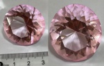 CRISTAL TRANSLUCIDO ROSA - EXTRA LUXO - EM LAPIDAÇÃO DIMANTADA REDONDA  - ORIGEM CHINA TAMANHO GRANDE CONFORME A FOTO EXIBIDA MARAVILHOSO!!!!!