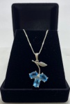 COLAR EM PRATA 950 COM 3 TOPÁZIOS BLUE SKY EM FORMATO DE FLOR UM SHOW ACOMPANHA O ESTOJO