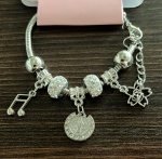 LINDA PULSEIRAS COM BERLOQUES PRATEADOS