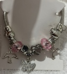 BRACELETE MARAVILHOSO COM OBERLOQUES ROSA COM UMA ANDORINHA ESPERANÇA , UMA BORBOLETA DO AMOR UMA CHAVE DO CORAÇÃO E UM CORAÇÃO DENTRO DO OUTRO PROTEÇÃO MARAVILHOSA