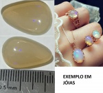 OPALA - GEMA BÉLISSIMA COM LAPIDAÇÃO GOTA  COM COR BEGE E DEZENAS DE PONTOS AZUIS , VERMELHOS AZUIS VERDES MAGNIFICOS
