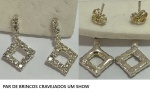 PAR DE BRINCOS CRAVEJADOS UM SHOW  - LOTE CONFORME A FOTO EXIBIDA
