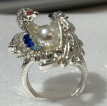 BELISSIMO ANEL CRAVEJADO COM FORMATO DE CISNE