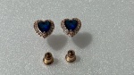 BELISSIMO PAR DE BRINCO FORMATO DE CORAÇÃO CRAVEJADO COM PEDRA AZUL!!