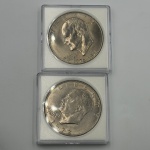 2 moedas americanas. 1 dollar, 40 mm. Nas capsulas `eisenhowe` peace dollar e moonbehind liberty bell. Reverse