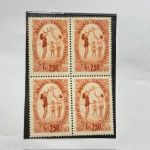 Selos. Quadra marmorizada, nova, com goma. Os selos de baixo apresentam leve dobra. Valor 560 U.F