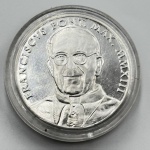 Medalha Papa Francisco. Praça São Pedro. No acrílico. Prateada - FC