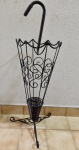Suporte de chão para guarda chuva em metal, traçado com material sintético, com formato de guarda chuva na cor marrom. Medindo 1,00 m de altura. O envio do lote pelos correios, acarretará uma taxa adicional cobrada pelo mesmo, devido a altura da peça.