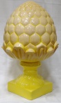 Exuberante pinha com grandes proporções, em cerâmica estilo Santo Antônio do Porto policromada, SENDO SUA BASE NA COR AMARELA . Medindo 49 cm de altura e a base 16 x 16cm. A circunferência maior do bojo é de 83 cm. Linda peça. Temos o par no leilão.