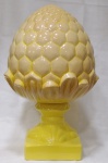 Exuberante pinha com grandes proporções, em cerâmica estilo Santo Antônio do Porto policromada, SENDO SUA BASE NA COR AMARELA . Medindo 49 cm de altura e a base 16 x 16cm. A circunferência maior do bojo é de 83 cm. Linda peça. Temos o par no leilão.