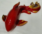 Linda escultura representando peixe, usado como floreira de parede, na cor VERMELHO , com caldas no tom mesclado terracota e grafite  . Medindo 29 cm de comprimento.