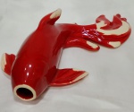 Linda escultura representando peixe, usado como floreira de parede, na cor VERMELHO , com mesclado BRANCO  . Medindo 29 cm de comprimento.