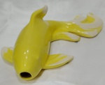Linda escultura representando peixe, usado como floreira de parede, na cor AMARELO , com mesclado BRANCO  . Medindo 29 cm de comprimento.
