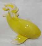 Linda escultura representando peixe, usado como floreira de parede, na cor AMARELO , com mesclado BRANCO  . Medindo 29 cm de comprimento.