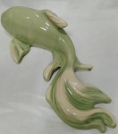 Linda escultura representando peixe, usado como floreira de parede, na cor VERDE AGUA, com mesclado BRANCO  . Medindo 29 cm de comprimento.