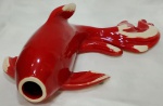 Linda escultura representando peixe, usado como floreira de parede, na cor VERMELHO , com mesclado BRANCO  . Medindo 29 cm de comprimento.