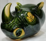 FLOREIRA - Exótica Floreira em grande proporção ,em Cerâmica vitrificada representando cabeça de RINOCERONTE , na cor VERDE com mesclado terracota . Medindo : 26x19x18 cm / Sendo a abertura : 15x14 cm .
