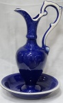 Belíssima Ânfora com bacia, na cor azul cobalto; com um leve mesclado em sua alça . Medindo : Ânfora - 47x25 cm / Bacia : 33x7 cm .