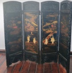 Antigo Biombo Oriental em lacca negra ,com esculturas esculpidas representando gueixas , policromadas em marfim  , em alto relevo , em quatro folhas . Medindo : 1,10 cm de Largura / Altura : 90 cm .