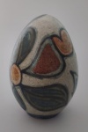 FRANCISCO BRENNAND - Belissimo Ovo decorativo em cerâmica esmaltada , com desenhos fitomórficos . Medindo : 17 cm de altura .