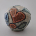 FRANCISCO BRENNAND - Escultura decorativa em formato de bola, em cerâmica esmaltada , com desenhos fitomórficos . Medindo : 9,5 cm de altura / circunferência : 30cm .