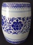 SEAT GARDEN em porcelana oriental nas cores azul cobalto em tom-sur-tom e branca, embelezado por guirlandas florais . Bela peça!!! Perfeita!!! Tem o par no leilão!!! Medindo 40 cm.