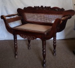 Banqueta de Madeira nobre forrada com palinha , pernas torneadas . Linda peça . Medindo : 100x74x45 cm . Palinha parte do encosto necessita de restauro . RETIRADA OU TRANSPORTADORA EM LARANJEIRAS POR CONTA E RISCO DO ARREMATANTE .