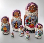 MATRIOSKA - Boneca russa , brinquedo tradicional constituido por uma serie de bonecas , que são colocadas umas dentro das outras , da maior ( Exterior ) até a menor ( a única que não é oca ) , confeccionadas em madeira decoradas com pintura policromada . Total Sete unidades . Medindo : 22x10 altura maior .