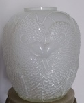 MILK GLASS : Vaso bojudo Art Deco Francês branco leitoso decorado com figuras de papagaios . Medindo : 28x22x10cm .