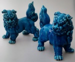 Par de estatuetas de Porcelana Chinesa nas figuras de Cães de Fó , esmaltadas na tonalidade turquesa . Medindo : 21x22x14 cm.