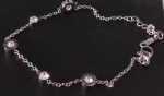 SEMI JÓIA - Elegante Pulseira  toda trabalhada em zircônias e com a base em metal na cor prata; em volta das zircônias aparecem numeros em algarismo romano, circundando as pedra. Medindo 18 cm de comprimento aberta.