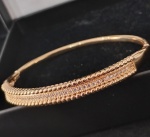 SEMI JÓIA - Elegante Bracelete  toda trabalhada em pedrinhas e com a base em metal na cor ouro. Medida interna 6 cm. a peça abre para melhor acomodação no pulso.