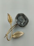 Antigo broche em metal dourado e pedra bruta, dita drusa, formato de flor. Medindo 6 x 5  cm.