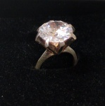 Anel em prata sem contraste, com exuberante zircônia com formato redondo, tradicional . Aro 10.