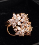 SEMI JÓIA - Exuberante anel com base na cor ouro e Zircônias, formando lindas flores. Aro 13.