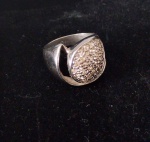 Anel possivelmente em prata com zircônias, Apresenta punção no interior da peça. Aro 17.