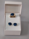 Conjunto de par de brincos e anel em metal dourado, com rico detalhe  na cor azul metalizado. Aro 16.