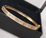 SEMI JÓIA - Elegante Bracelete  toda trabalhada em Zircônias e com a base em metal na cor ouro. Medida interna 6 cm. a peça abre para melhor acomodação no pulso e possui pega ladrão no fecho.