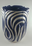 Belissimo Vaso de chão Paris em grande proporção , na cor azul cobalto e branco , com decoração em alto relevo e bordas sinuosas . Linda Peça. Medindo : 28x28x38 cm.