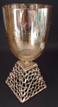 Belo Centro de mesa decorativo, com formato de cálice, sendo  o bojo em vidro e a base em metal dourado com vazados . Medindo 23 cm e a boca na parte superior 11cm de diâmetro.
