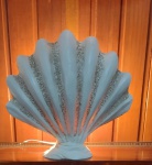 Linda luminária em resina, representando concha, com iluminação funcionando. Medindo 35 cm de altura x 36 cm de largura.