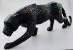 Linda escultura representando pantera em resina com pigmentos policromados, trazendo um ar de POP ART para a peça. Medindo  57 cm de comprimento. Discreto trincado na cauda, que não interfere na beleza da peça.