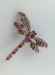 Exuberante broche em metal na cor dourada representando LIBÉLULA todo trabalhado em pedrinhas sintéticas .. Medindo : 5x5 cm. Linda peça.