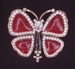 Belo broche representando BORBOLETA, lindamente trabalhado em pedrinhas translúcidas . Medindo: 6 x 6 cm.
